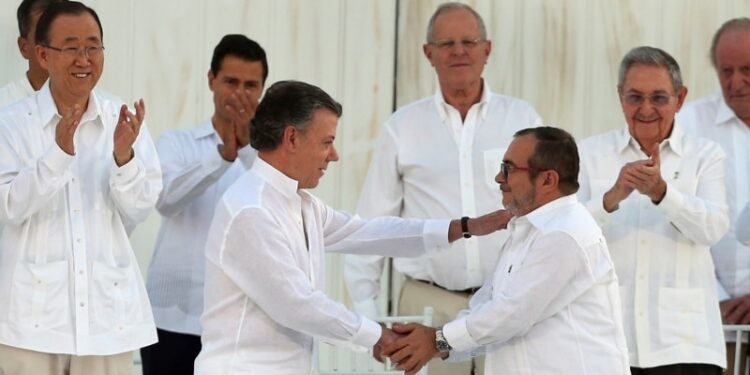 Santos pide a Petro que su proyecto de paz no opaque el acuerdo firmado hace siete años con las FARC