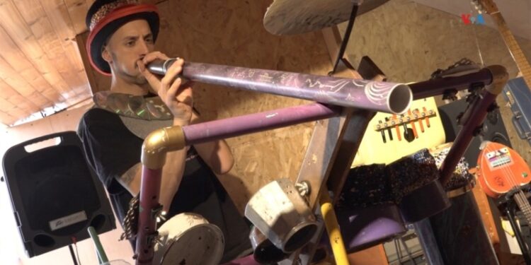 Los ‘Latin Latas’, el grupo que genera “conciencia ambiental” con instrumentos reciclados  