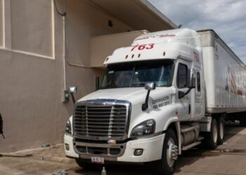 México: Localizan a 87 migrantes de nueve nacionalidades en la caja de un camión