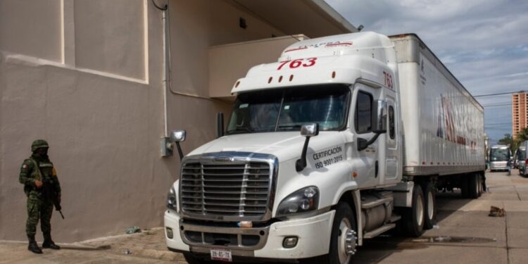 México: Localizan a 87 migrantes de nueve nacionalidades en la caja de un camión