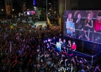Los argentinos celebran la victoria del presidente electo de Argentina, Javier Milei