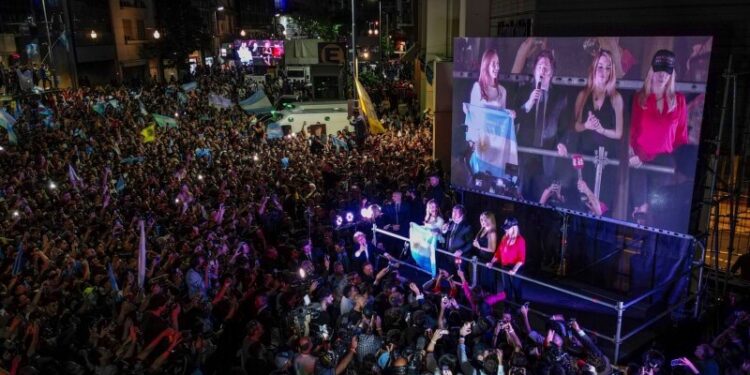Los argentinos celebran la victoria del presidente electo de Argentina, Javier Milei