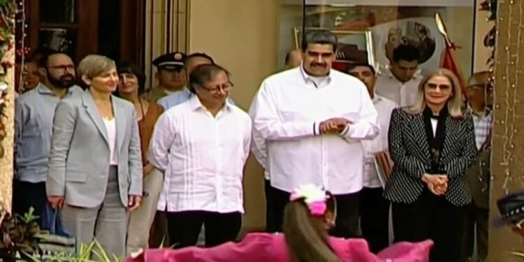 Maduro y Petro planean explorar campos de gas y petróleo en suelo venezolano