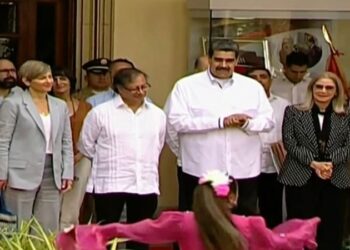 Colombianos rechazan las intenciones del presidente Petro de explorar campos de gas y petróleo en Venezuela