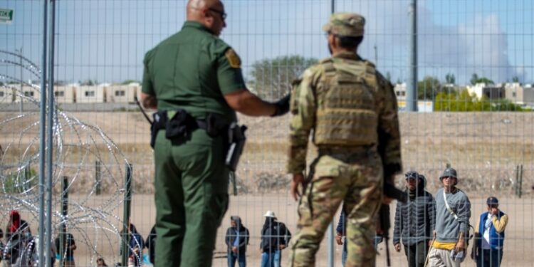 Grandes cantidades de migrantes siguen llegando a la frontera EEUU – México.