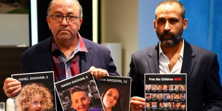 Preocupados pero «con mucha esperanza»: familias de rehenes israelíes esperan liberación tras acuerdo con Hamás