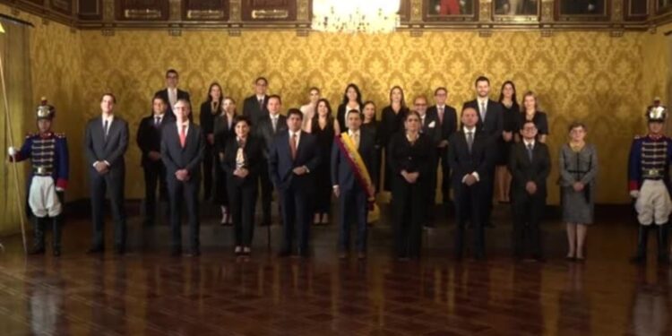 Gobierno ecuatoriano propone reforma tributaria para enfrentar crisis económica