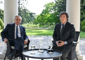 Presidente electo Milei se reúne con mandatario saliente para iniciar transición en Argentina