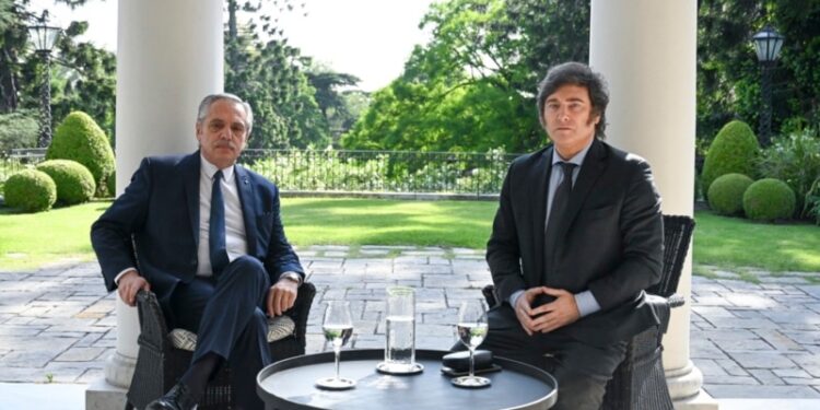 Presidente electo Milei se reúne con mandatario saliente para iniciar transición en Argentina