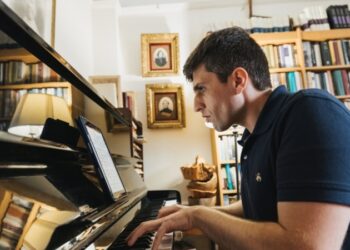 Mַúsico argentino logra reconocimiento en Nueva York y compone sobre la inmigración