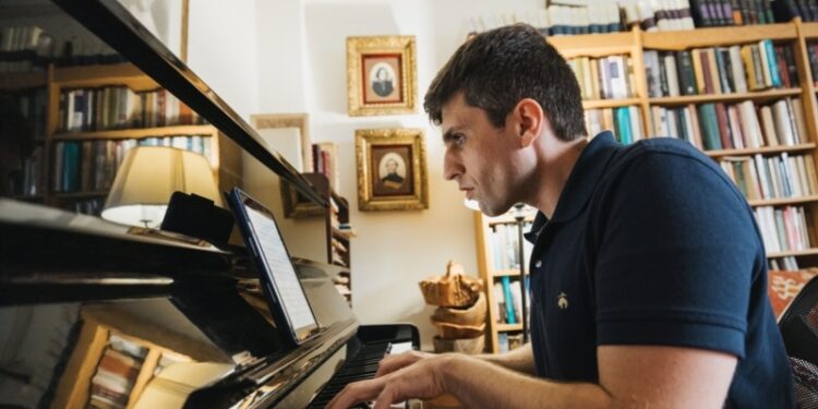 Mַúsico argentino logra reconocimiento en Nueva York y compone sobre la inmigración
