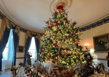 Las manos latinas detrás de la colorida exhibición navideña de la Casa Blanca