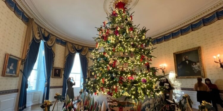Las manos latinas detrás de la colorida exhibición navideña de la Casa Blanca