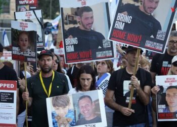 Familiares claman por el retorno de los secuestrados en masiva marcha en Israel