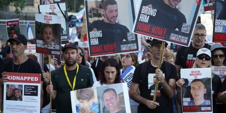Familiares claman por el retorno de los secuestrados en masiva marcha en Israel