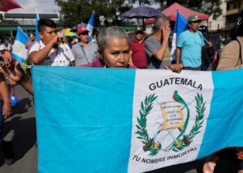 Manifestantes en Guatemala se mantienen firmes contra las “acciones antidemocráticas” de la fiscal general