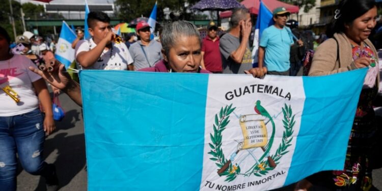 Manifestantes en Guatemala se mantienen firmes contra las “acciones antidemocráticas” de la fiscal general