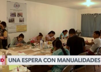 Migrantes en Ciudad Juárez aprenden manualidades mientras esperan cita con autoridades de EEUU