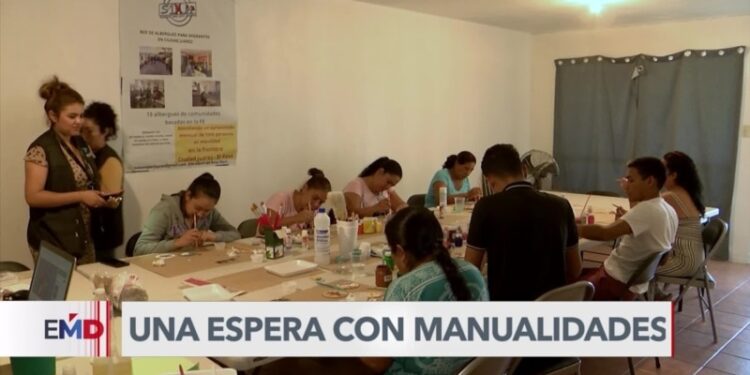 Migrantes en Ciudad Juárez aprenden manualidades mientras esperan cita con autoridades de EEUU