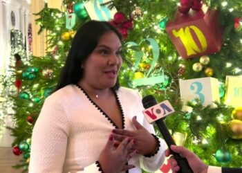 Las manos latinas detrás de las decoraciones navideñas de la Casa Blanca