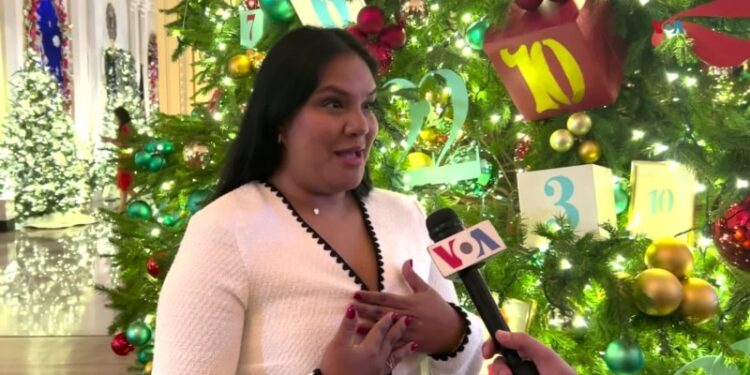 Las manos latinas detrás de las decoraciones navideñas de la Casa Blanca