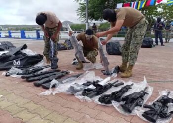 Armada ecuatoriana decomisa arsenal cerca de Islas Galápagos