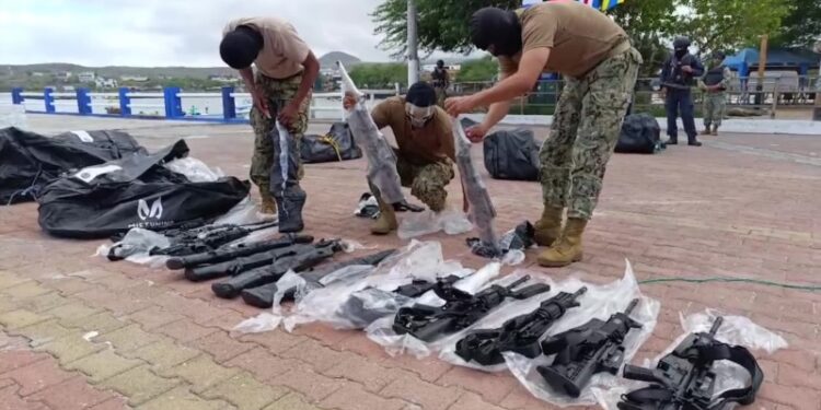 Armada ecuatoriana decomisa arsenal cerca de Islas Galápagos