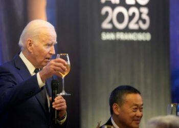 Biden firma proyecto de ley de gasto temporal que evita cierre del gobierno