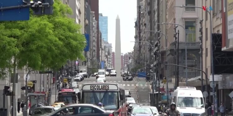 Argentina recibe a Milei entre esperanzas, dudas y preocupaciones