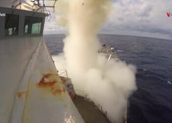 Disparan misiles desde Yemen hacia buque de guerra estadounidense