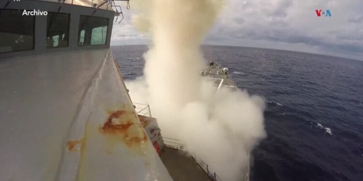 Disparan misiles desde Yemen hacia buque de guerra estadounidense