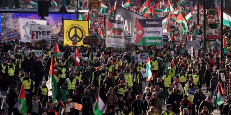 Miles marchan en Europa exigiendo un cese del fuego permanente en Gaza