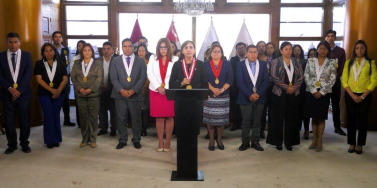 Fiscal de Perú anuncia denuncia constitucional contra Boluarte por muertes en protestas