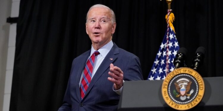 Biden celebra liberación de rehenes