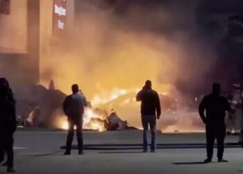 Siniestro aéreo en Texas: avión queda envuelto en llamas tras estrellarse contra centro comercial (VIDEO)