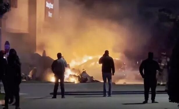 Siniestro aéreo en Texas: avión queda envuelto en llamas tras estrellarse contra centro comercial (VIDEO)