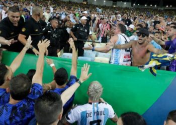 Selección argentina regresó al campo tras ausentarse 17 minutos por peleas en las gradas