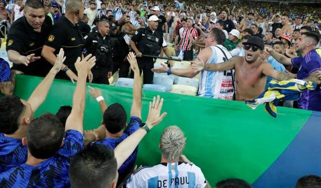 Selección argentina regresó al campo tras ausentarse 17 minutos por peleas en las gradas
