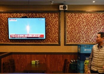 Corea del Norte lanza satélite espía en tercer intento, dice Corea del Sur