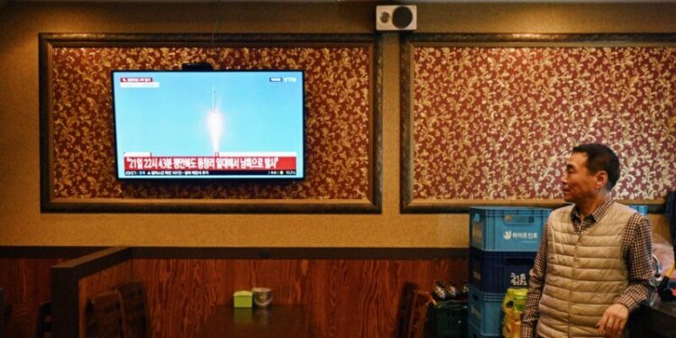Corea del Norte lanza satélite espía en tercer intento, dice Corea del Sur