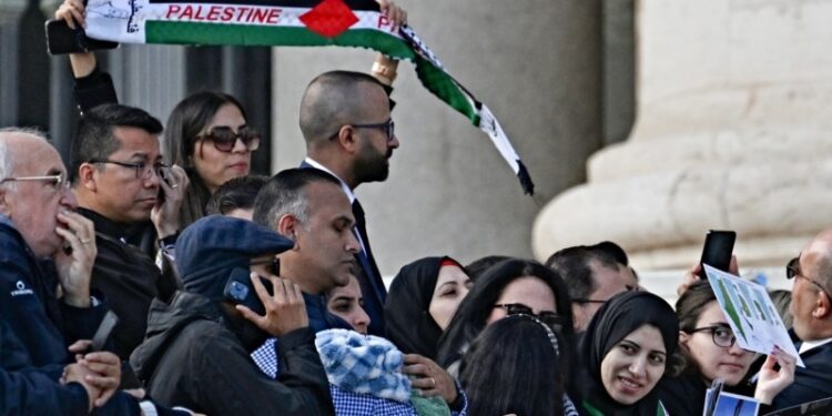 El papa se reúne con familiares de rehenes israelíes y prisoneros palestinos