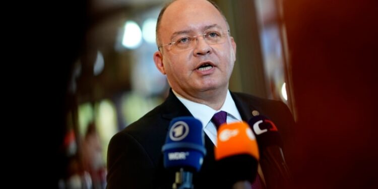 Venezuela denuncia a magistrado de la CIJ por su pasado como canciller de Rumanía