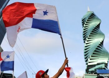 Ministro de Comercio Panamá renuncia tras cancelación contrato minero