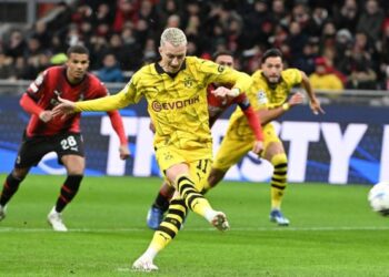 Borussia Dortmund se metió en octavos tras dejar en problemas al Milan