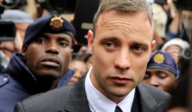Oscar Pistorius obtiene la libertad condicional diez años después de matar a su novia