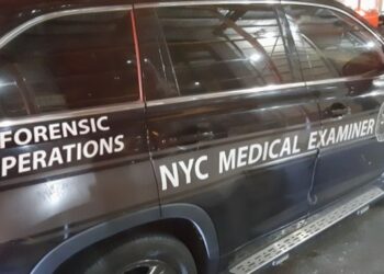 Ataque de celos en Nueva York: Latino pensó que su esposa tenía un amante y la mató a tiros e hirió a su hijastro