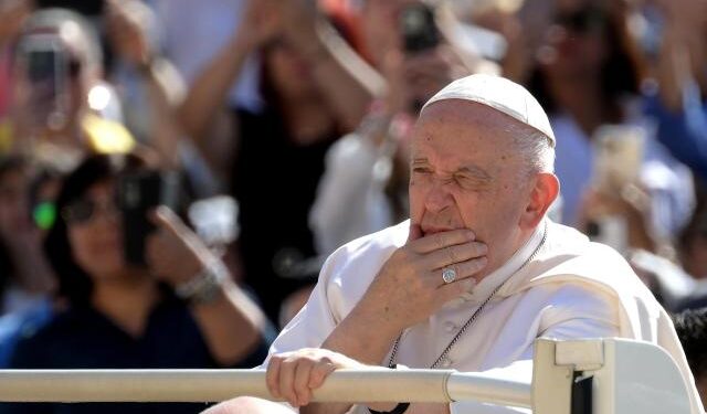 El papa Francisco sigue con inflamación pulmonar pero no tiene fiebre