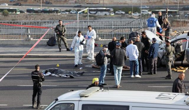En VIDEO: El momento en el que dos terroristas disparan contra civiles en Jerusalén