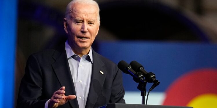 Biden y líder de EAU conversan de conflicto en Gaza, celebran acuerdo sobre rehenes y tregua