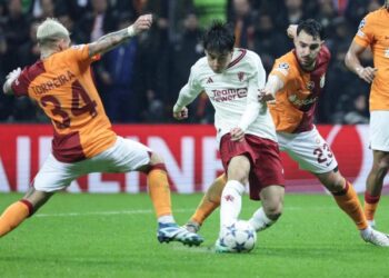 Manchester United quedó al borde de la eliminación tras empatar con el Galatasaray